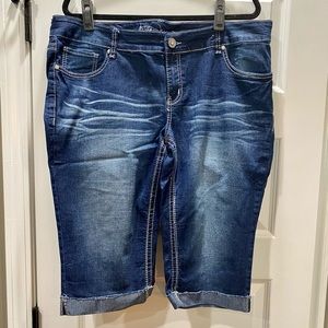 Ariya Jean Capris Size 18